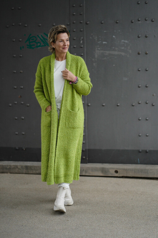 Cardigan "HENRIETTE" apfelgrün (GW37) / Hose "PRISKA" wollweiß / Shirt "ALMA" wollweiß (BA56)