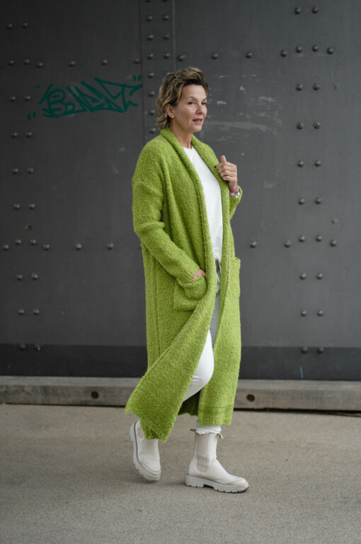 Cardigan "HENRIETTE" apfelgrün (GW37) / Hose "PRISKA" wollweiß / Shirt "ALMA" wollweiß (BA56)
