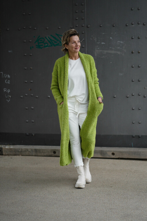 Cardigan "HENRIETTE" apfelgrün (GW37) / Hose "PRISKA" wollweiß / Shirt "ALMA" wollweiß (BA56)