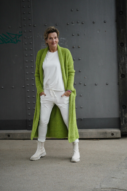 Cardigan "HENRIETTE" apfelgrün (GW37) / Hose "PRISKA" wollweiß / Shirt "ALMA" wollweiß (BA56)
