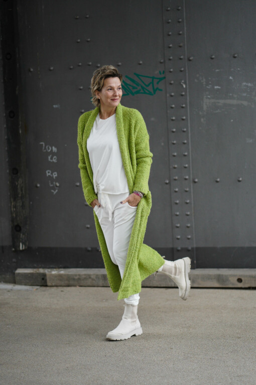 Cardigan "HENRIETTE" apfelgrün (GW37) / Hose "PRISKA" wollweiß / Shirt "ALMA" wollweiß (BA56)
