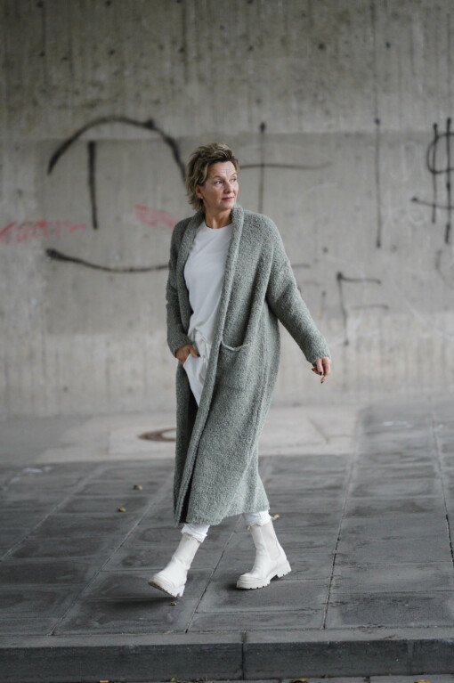 Cardigan "HENRIETTE" khaki (GW37) / Hose "PRISKA" wollweiß / Shirt "ALMA" wollweiß (BA56)