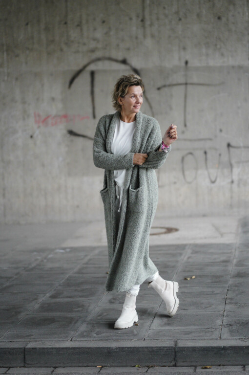 Cardigan "HENRIETTE" khaki (GW37) / Hose "PRISKA" wollweiß / Shirt "ALMA" wollweiß (BA56)