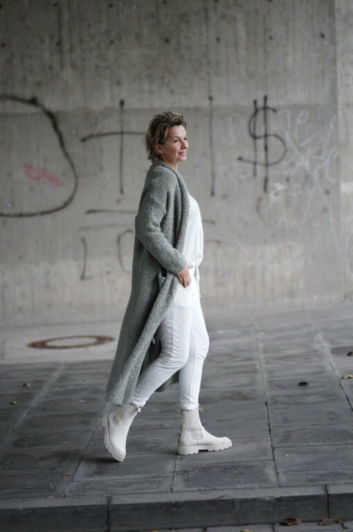 Cardigan "HENRIETTE" khaki (GW37) / Hose "PRISKA" wollweiß / Shirt "ALMA" wollweiß (BA56)