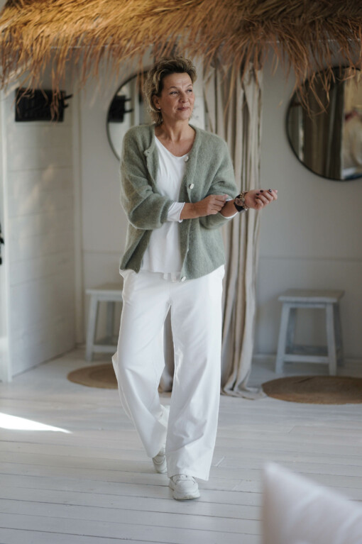 Strickcardigan "ROMI" khaki (GW212) / Shirt "ALMA" wollweiß (BA56) / Weite Hose "PIRA" wollweiß (GW45)