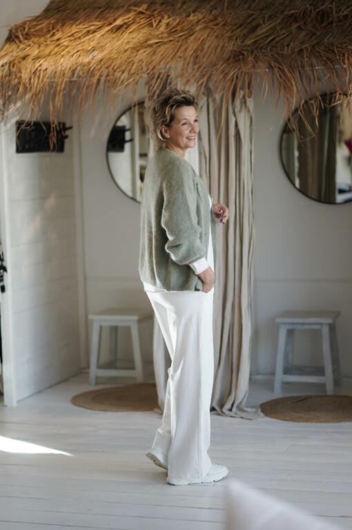 Strickcardigan "ROMI" khaki (GW212) / Shirt "ALMA" wollweiß (BA56) / Weite Hose "PIRA" wollweiß (GW45)