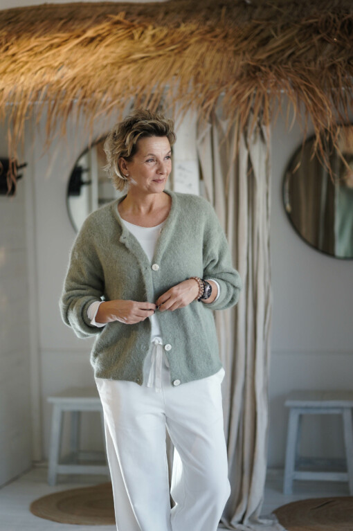 Strickcardigan "ROMI" khaki (GW212) / Shirt "ALMA" wollweiß (BA56) / Weite Hose "PIRA" wollweiß (GW45)