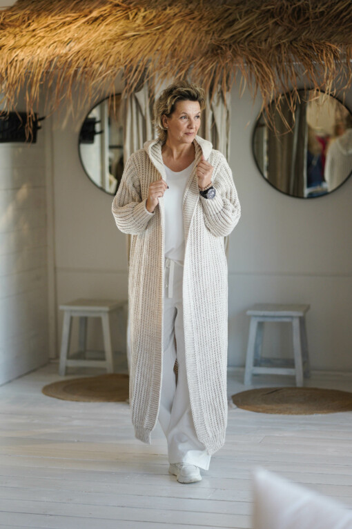 Strickcardigan "PAMELA" beige (GW213) /  Shirt "ALMA" wollweiß (BA56) / Weite Hose "PIRA" wollweiß (GW45)