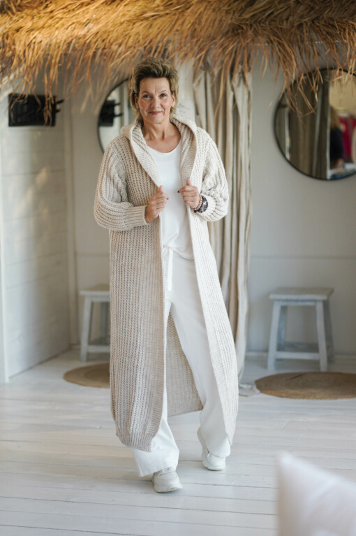 Strickcardigan "PAMELA" beige (GW213) /  Shirt "ALMA" wollweiß (BA56) / Weite Hose "PIRA" wollweiß (GW45)