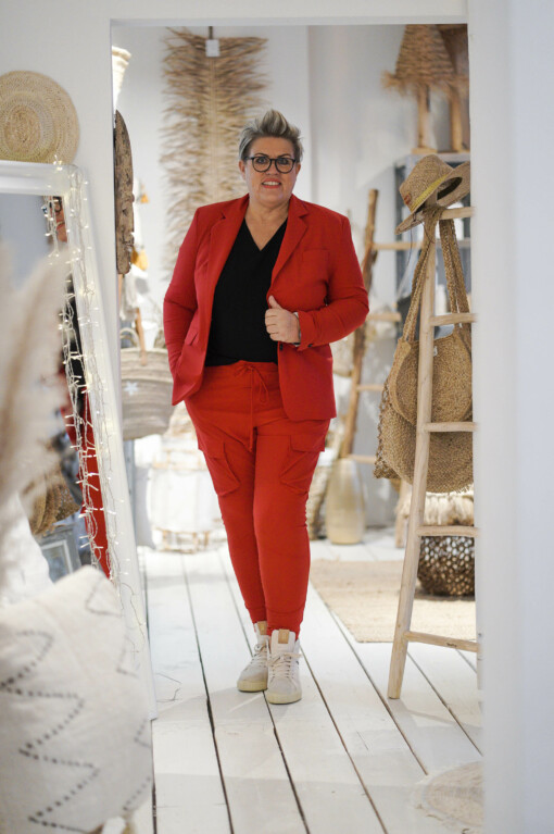 Blazer "MALDIRA" red (PI85) / Elastische "CARGO"- Hose red (PI05) / Shirt "VALERIA XL" schwarz (BA48)