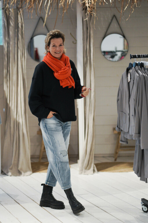 Sweatshirt "ESTELLE" black (10D37) / Jeans "BROOKE" jeansblau  (H41) / Schal "LUNA" coral red (10D25)