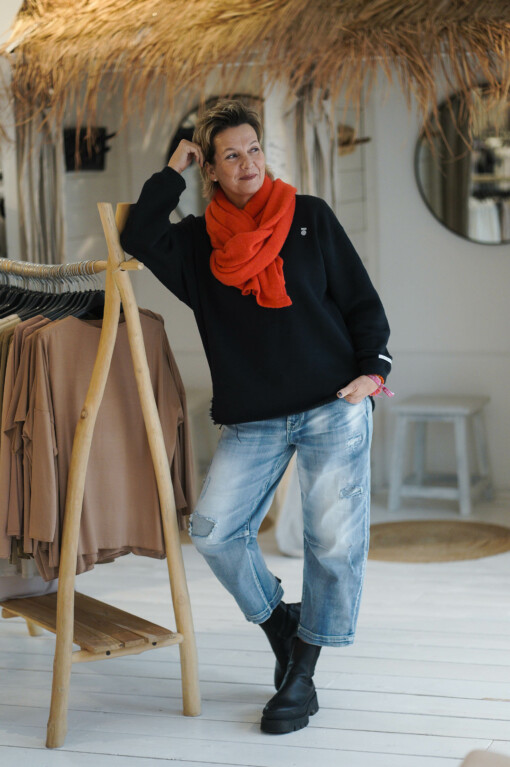 Sweatshirt "ESTELLE" black (10D37) / Jeans "BROOKE" jeansblau  (H41) / Schal "LUNA" coral red (10D25)