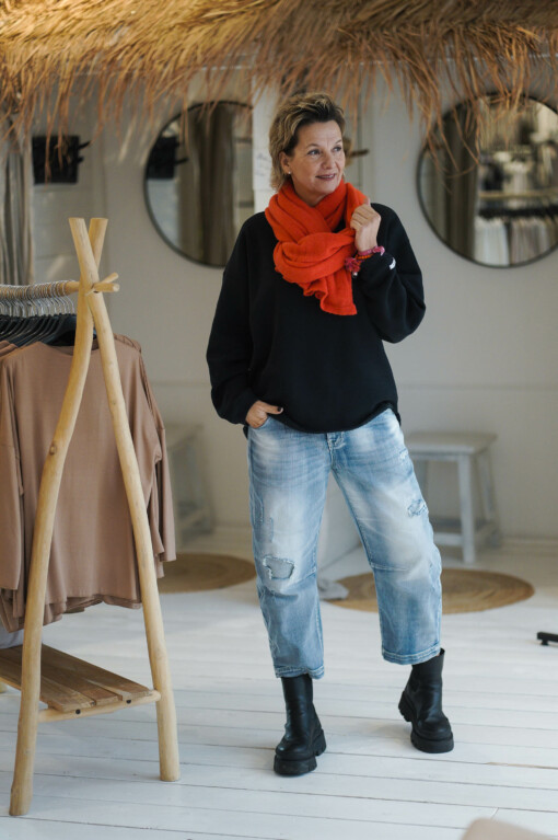 Sweatshirt "ESTELLE" black (10D37) / Jeans "BROOKE" jeansblau  (H41) / Schal "LUNA" coral red (10D25)