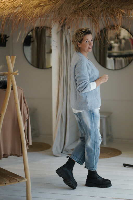 Jeans "BROOKE" jeansblau  (H41) / Strickpullover "ALESSA" (HL30) / Longsleeve "LILINA" chalk (HL28)