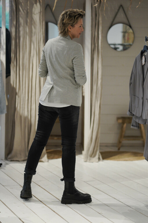 Blusenshirt "VALE" (HL07) /  Jeans “LANI” – black (ER112) / Blazer “LAURA” (ER42)