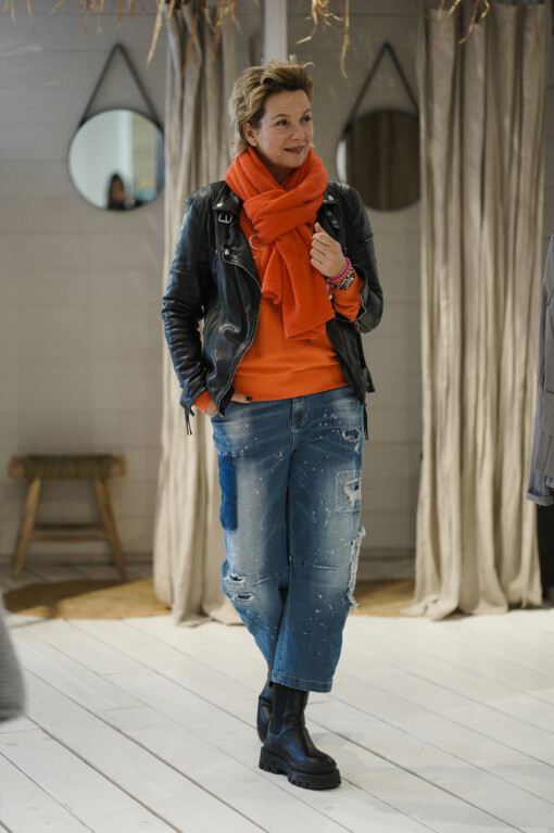 Jeans "RASTANA" jeansblau (H11) / 10DAYS – Sweater “LESLIE” (10D63) / Lederjacke "RIHANNA"  (GW02)