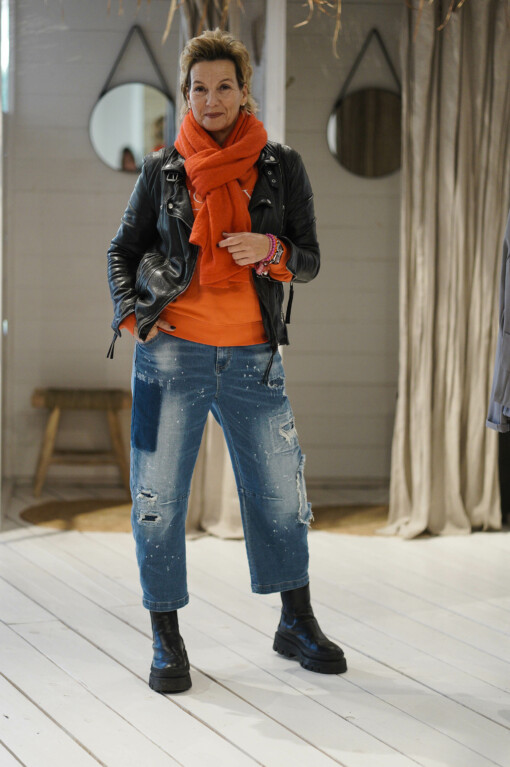 Jeans "RASTANA" jeansblau (H11) / 10DAYS – Sweater “LESLIE” (10D63) / Lederjacke "RIHANNA"  (GW02)