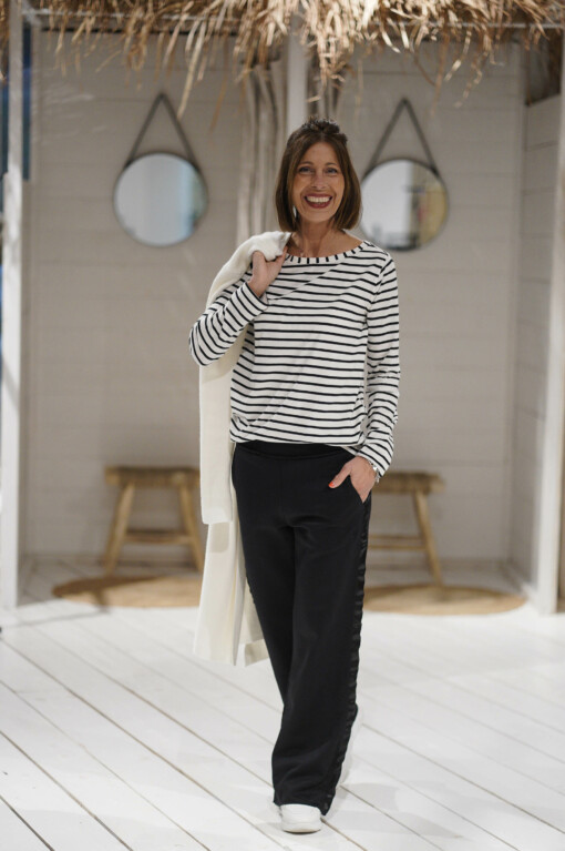 Jogger "KIANA" (10D12) / "LONGSLEEVE STRIPE" (10D69) / Strickcardigan creme "ANNA" (GW24)