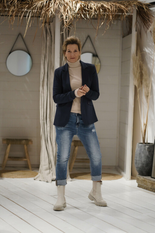 Jeans "SAKINA" jeansblau (H22) /  Feinstrickpulli "KAISA" beige (GW206) / Blazer "LEYA" marine (ER07)