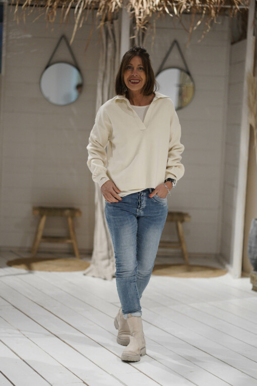 Jeans "STELLA" (H51) / Pulli "ALISA" chai (ER108)