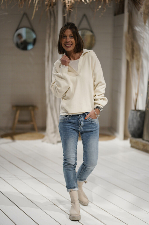 Jeans "STELLA" (H51) / Pulli "ALISA" chai (ER108)