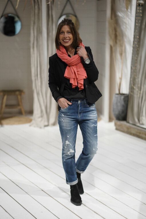 Jeans "ZIVA" - shine blue (ER77) / Kurzblazer "SISSI" schwarz  (B04) / Feinstrickschal "MONA" lachs (AS02)