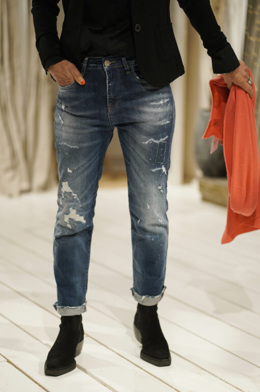 Jeans "ZIVA" - shine blue (ER77) / Kurzblazer "SISSI" schwarz  (B04) / Feinstrickschal "MONA" lachs (AS02)