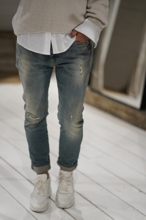 Jeans “LEONA” – loop blue (ER13) / Vollelastische Hemdbluse “INGRID” weiß (HB03) / Feinstrickpullover “GIANNA” beige (GW203) / Halskette “ZOE TALL PEACE” (IC01)