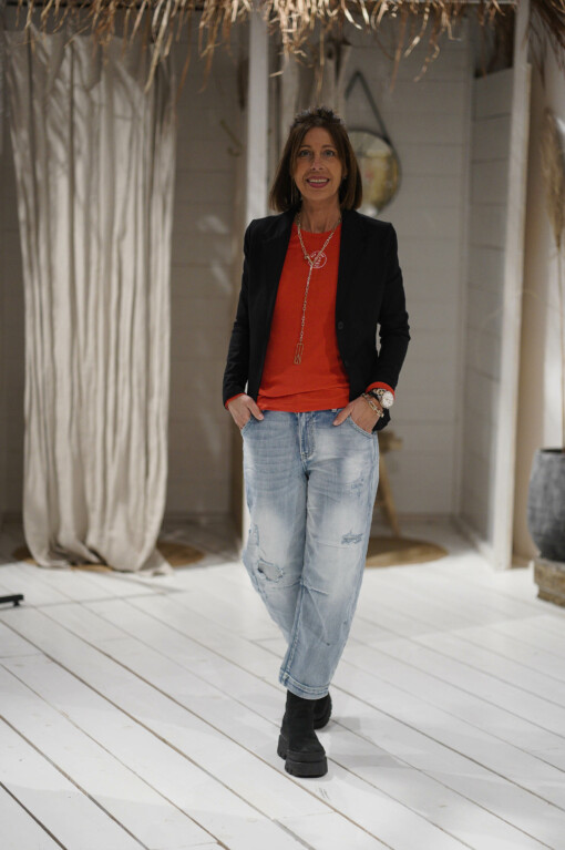 Langarm Shirt “ASTRID” red/ ecru(PI18) / Halskette “ZOE TALL PEACE” (IC01) / Bracelet “PINK” (IC07) / Jeans “BROOKE” jeansblau (H41) /  Stretchiger Kurzblazer “SISSI” schwarz (B04)