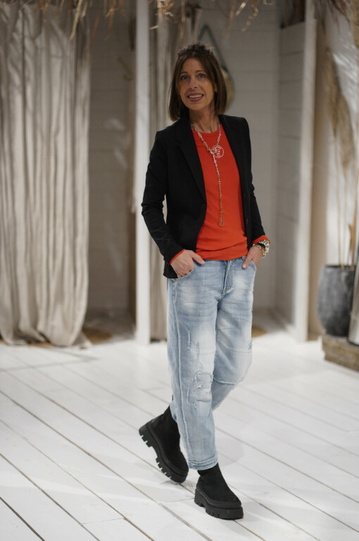 Langarm Shirt “ASTRID” red/ ecru(PI18) / Halskette “ZOE TALL PEACE” (IC01) / Bracelet “PINK” (IC07) / Jeans “BROOKE” jeansblau (H41) /  Stretchiger Kurzblazer “SISSI” schwarz (B04)