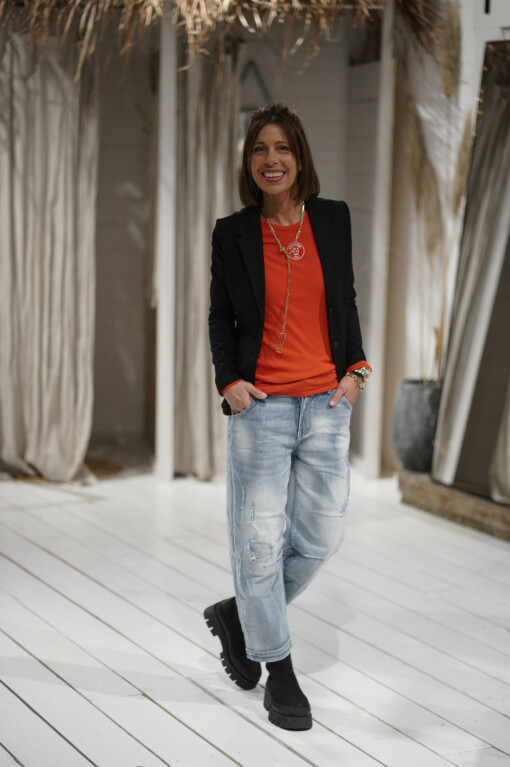 Langarm Shirt “ASTRID” red/ ecru(PI18) / Halskette “ZOE TALL PEACE” (IC01) / Bracelet “PINK” (IC07) / Jeans “BROOKE” jeansblau (H41) /  Stretchiger Kurzblazer “SISSI” schwarz (B04)