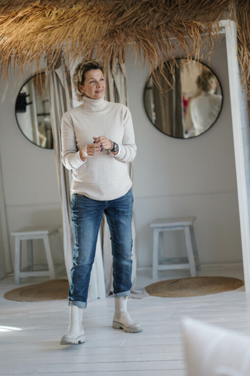 Feinstrickpulli "SAVANNAH" beige (GW214) /  Boyfriend Jeans "SHYRA" dark blue (HL23)