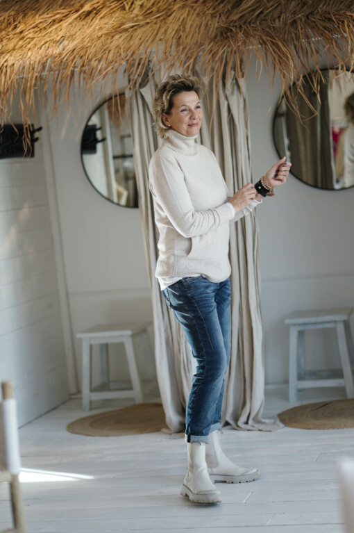 Feinstrickpulli "SAVANNAH" beige (GW214) /  Boyfriend Jeans "SHYRA" dark blue (HL23)