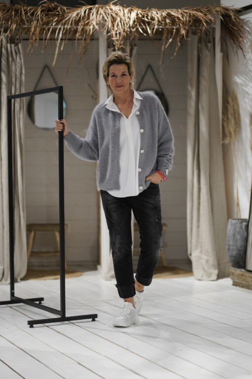 Strickcardigan “ROMI” hellgrau (GW212) /elastische Bluse “MAGDA” white (PI62)