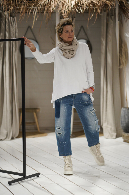 Jeans “RASTANA” jeansblau (H11) / Sweatshirt “CHARLOTTA” weiß (GW42)
