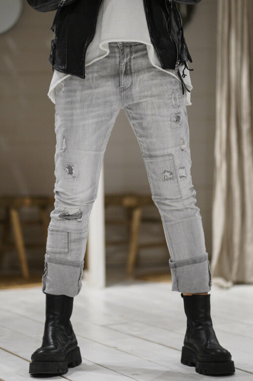 Jeans "SABINA" light grey (H17) /  Lederjacke "SHERYL" (GW43) / Sweatshirt "CHARLOTTA" weiß (GW42)