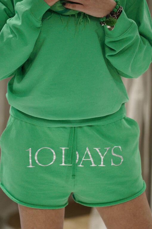 Logo Sweater “KSENIA” apple green (10D17) / Beach Shorts “LIEKE” apple green (10D85) / Schal “DELIAH” apple green (10D34)