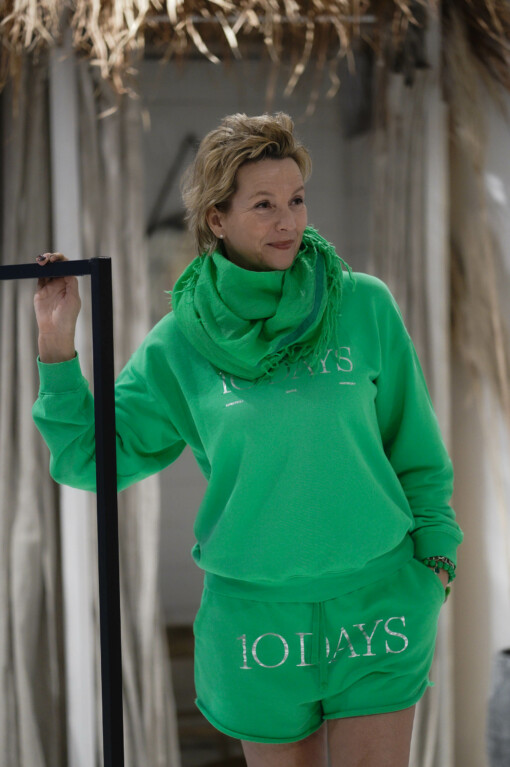 Logo Sweater “KSENIA” apple green (10D17) / Beach Shorts “LIEKE” apple green (10D85) / Schal “DELIAH” apple green (10D34)