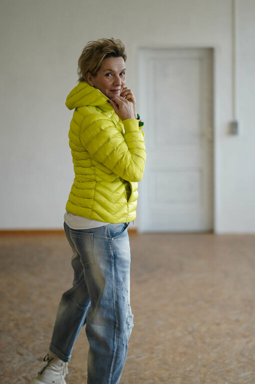 leichte Steppjacke “NEAPEL” yellow taupe (GW220) /  Jeans “BROOKE” jeansblau (H41)