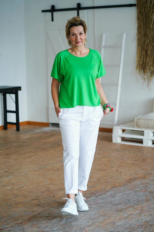 Tapered Fit Hose “P4 GEENA” white (GG05) / Hochwertiges Shirt “REA” spring green (HL25) / Sneaker “PARIS” – white (JB10)