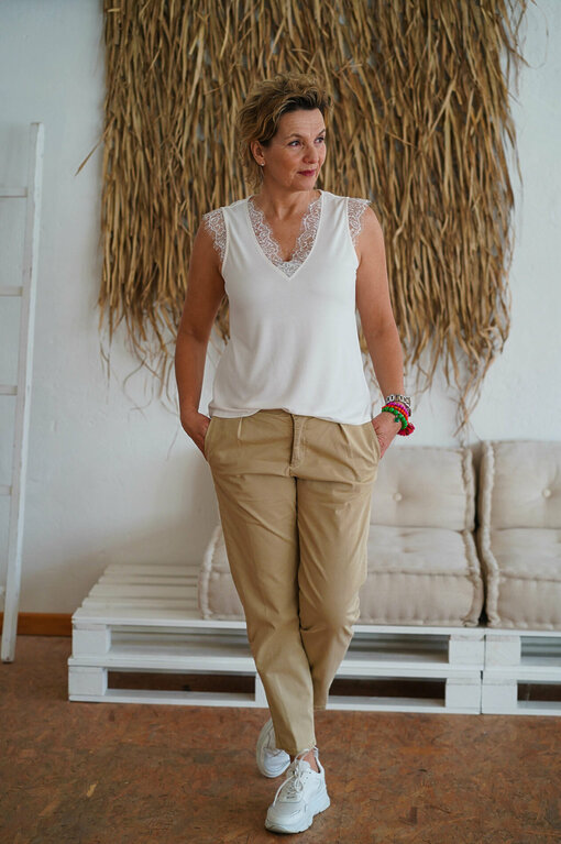 Spitzen-Top “ANCONA” offwhite (DZ06) / Tapered Fit Hose “P4 GEENA” sand (GG05)