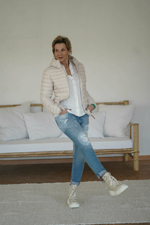Jeans “LANI” frost blue (ER49) / Daunenjacke “JESSICA” kid solid (MSC12) / Bluse “TWILIGHT” offwhite solid (MSC10)