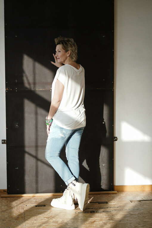 Shirt “CARLOTTA” white (JB11) / Jeans “LANI” frost blue (ER49)