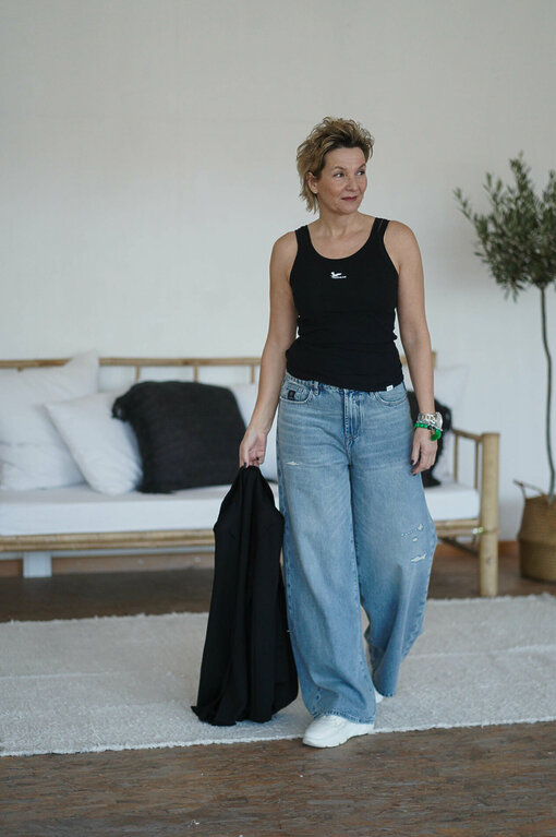 Jeans “KALEA” – lagoon blue (ER62) / Longblazer “BEATRIX” schwarz (B03)