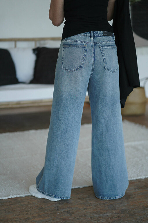 Jeans "KALEA" - lagoon blue (ER62) / Longblazer "BEATRIX" schwarz (B03)