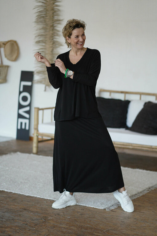 Rock “GLORIA” black (R02) / Sneaker “PARIS” – white (JB10) / Feines Langarmshirt “TABEA” black (BA30)
