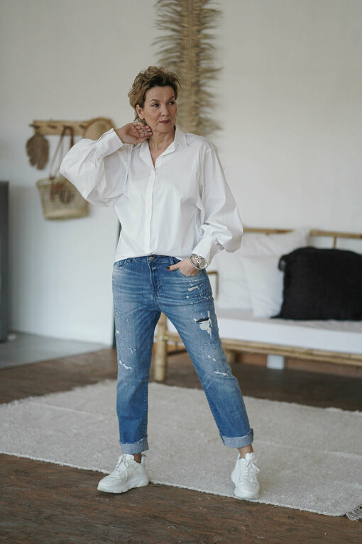 Bluse mit Ballonärmeln “JACY” weiß (HB06) / Jeans "ZIVA" crazy medium blue (ER47)
