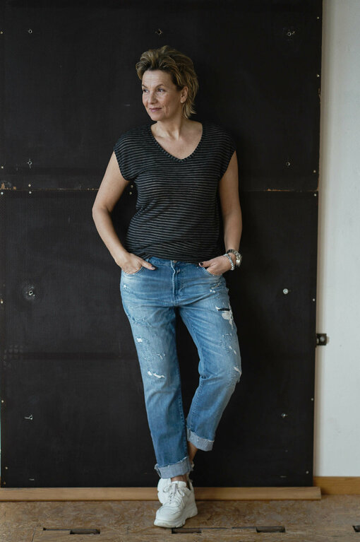 Shirt “MIKA TEE” black (JB06) / Jeans "ZIVA" crazy medium blue (ER47) / Sneaker “PARIS” – white (JB10)
