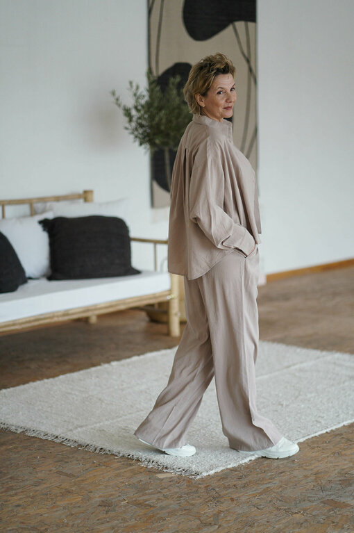 Weite Casual Hose “EDITA” taupe (H32) / Softe Bluse taupe (HB07)