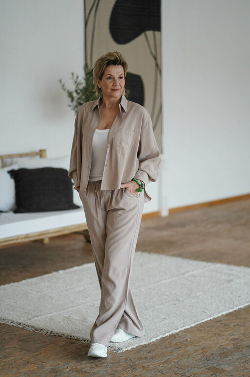 Weite Casual Hose “EDITA” taupe (H32) / Softe Bluse taupe (HB07)